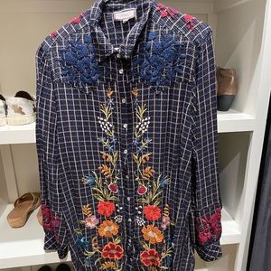 Johnny Was navy blue top with beautiful embroidery. Size xl.